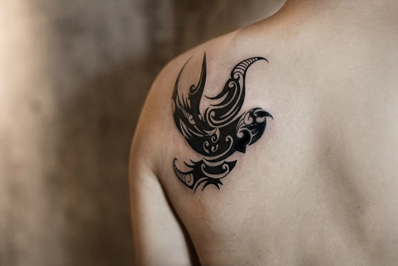 点击大图看下一张：肩部部落风燕子图腾纹身图案