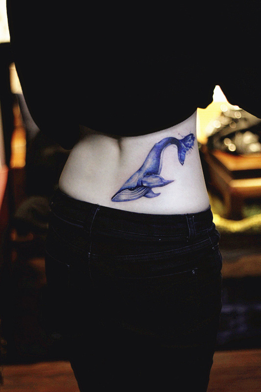 点击大图看下一张：腰部蓝色鲸鱼个性纹身图案
