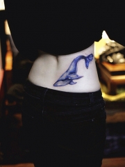 腰部蓝色鲸鱼个性纹身图案