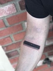 手臂上个性的第一台电脑的CPU图案纹身