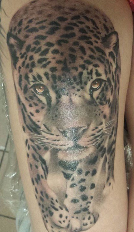 点击大图看下一张：腿上的写实风格豹子纹身图片