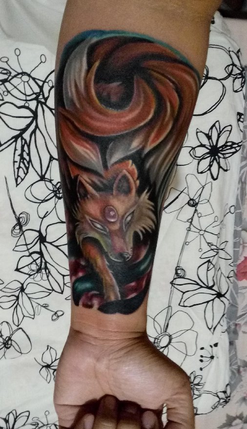 点击大图看下一张：小臂上漂亮的彩色狐狸图案纹身图片