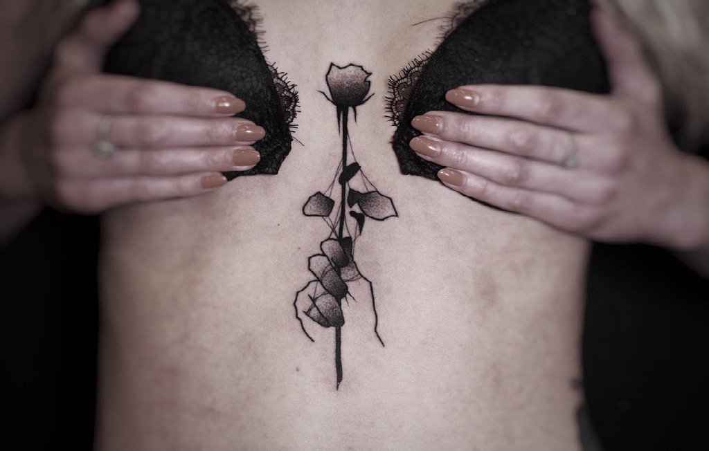 点击大图看下一张:黑色抽象线条纹身点刺技巧手握黑白玫瑰花纹身图片