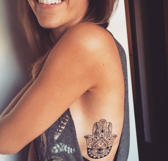 点击大图看下一张:一组女孩子喜欢的法蒂玛之手纹身图案欣赏