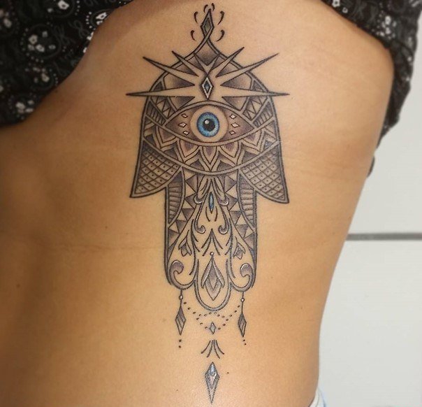 点击大图看下一张:一组女孩子喜欢的法蒂玛之手纹身图案欣赏