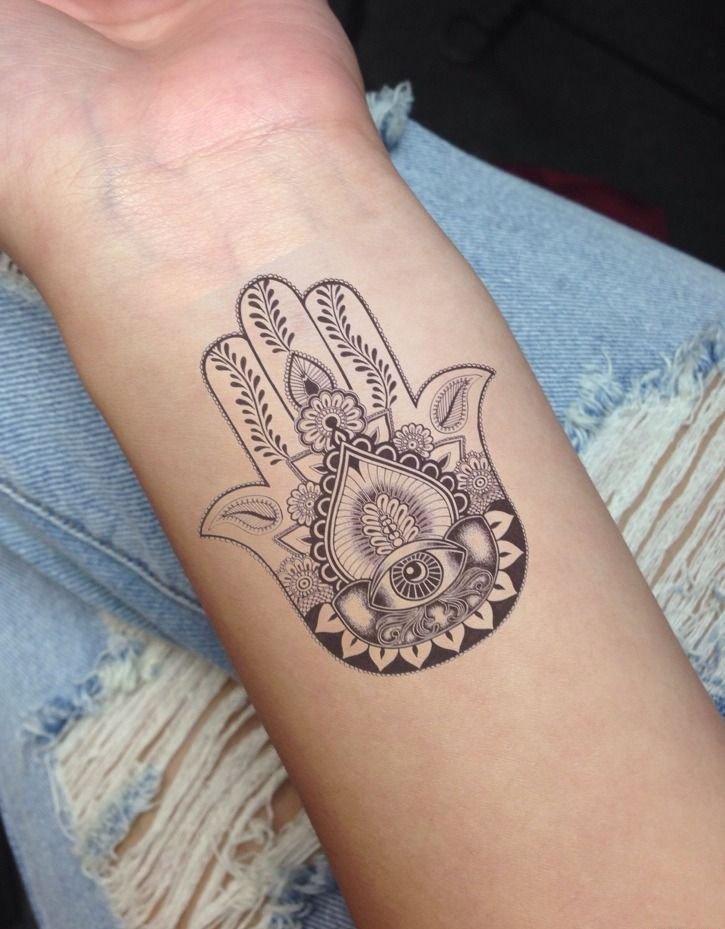 点击大图看下一张:一组女孩子喜欢的法蒂玛之手纹身图案欣赏