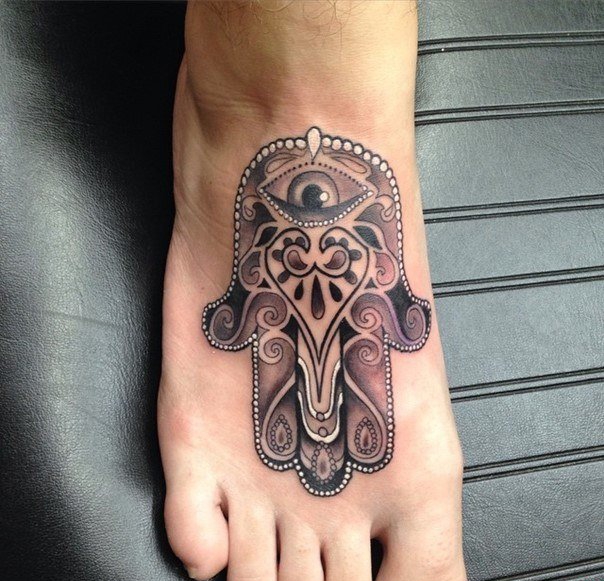 点击大图看下一张:一组女孩子喜欢的法蒂玛之手纹身图案欣赏