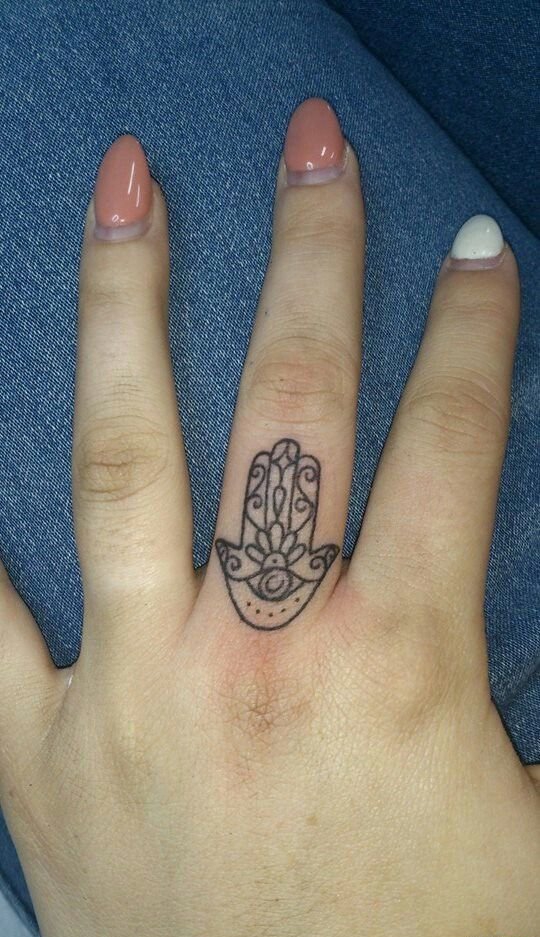 点击大图看下一张：一组女孩子喜欢的法蒂玛之手纹身图案欣赏