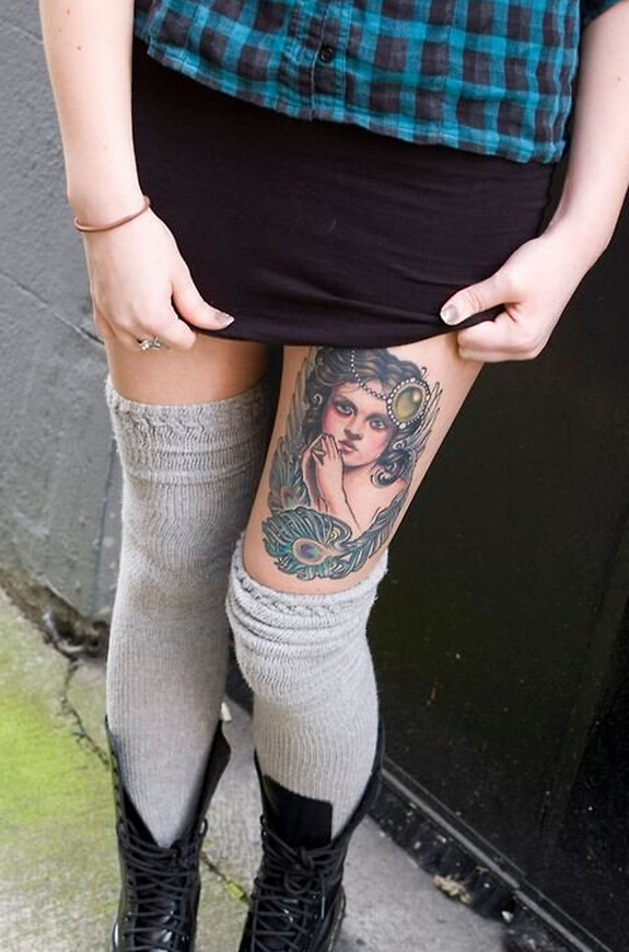点击大图看下一张：大腿性感欧美女郎和羽毛纹身图案