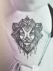 美女侧肋个性的狮子图腾纹身图案