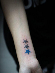 女人手臂小巧精美的五角星刺青图案