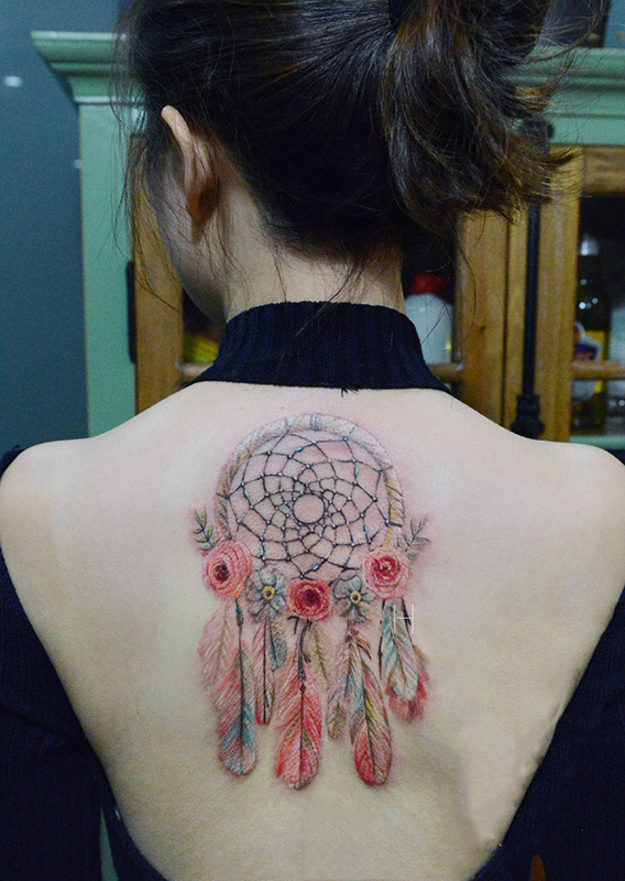 点击大图看下一张：后背美丽的玫瑰捕梦网彩绘纹身图案