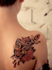 肩部创意小丑面具匕首花朵纹身图案