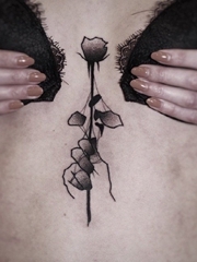 黑色抽象线条纹身点刺技巧手握黑白玫瑰花纹身图片
