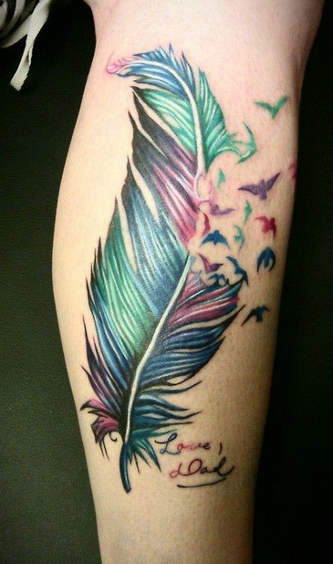 点击大图看下一张：小腿彩色代表纯洁的羽毛纹身图案