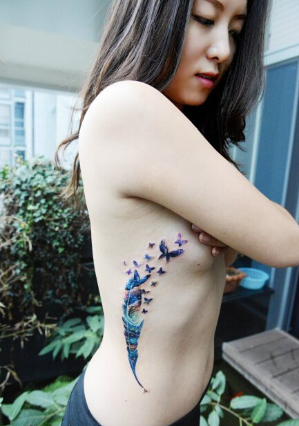 点击大图看下一张：女生侧肋精致唯美的蝴蝶羽毛纹身图案