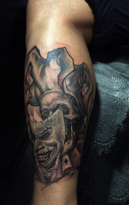 点击大图看下一张：小腿黑暗小丑骷髅纹身图案