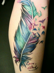 小腿彩色代表纯洁的羽毛纹身图案