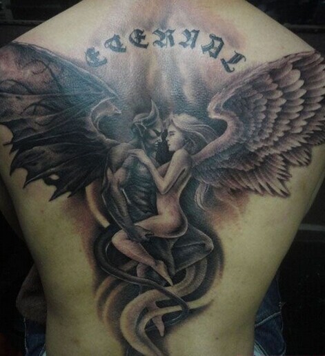 点击大图看下一张：背部好看的魔鬼与天使缠绵纹身图案