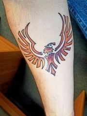 手前臂上帅气的黄色鹰部落图腾纹身图片