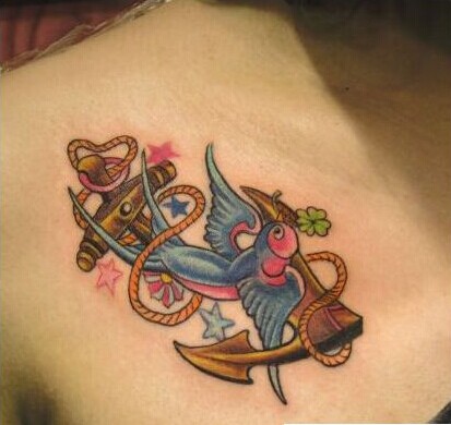 点击大图看下一张：女生胸部漂亮小燕子与船锚纹身图案