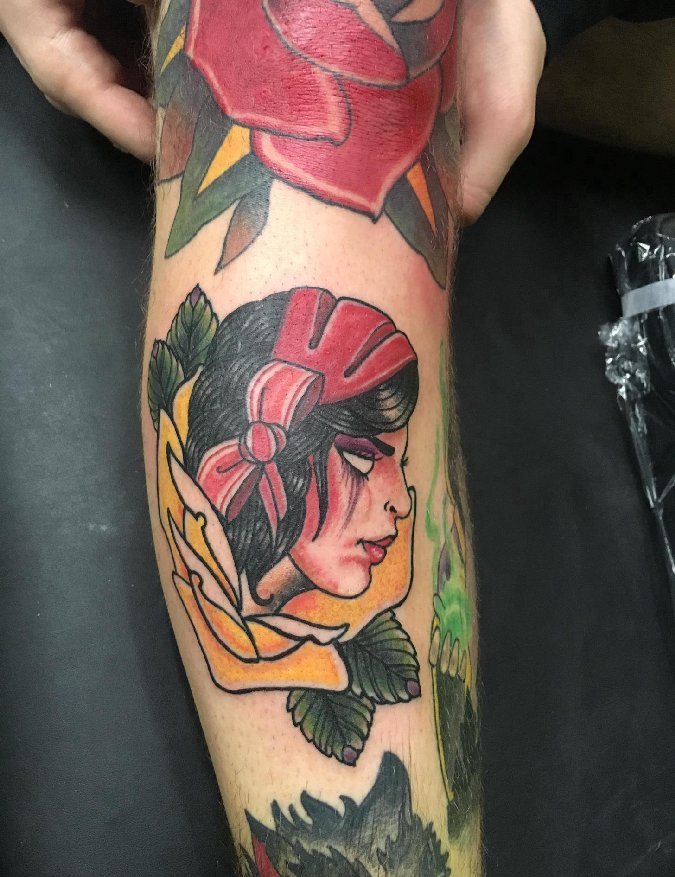 点击大图看下一张：花臂膀上的红色和黄色玫瑰花里的女子肖像纹身