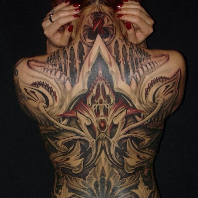 点击大图看下一张：女性满背漂亮的创意纹身图案
