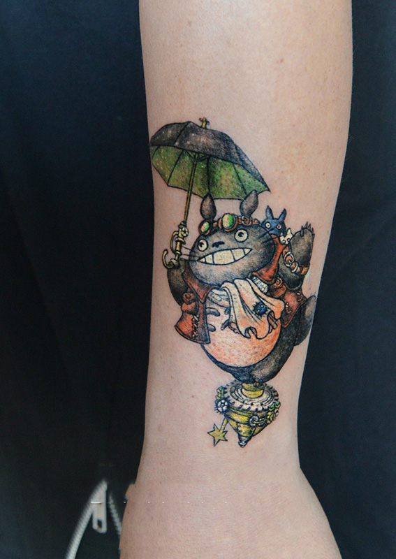 点击大图看下一张：手臂上的可爱卡通龙猫纹身图案
