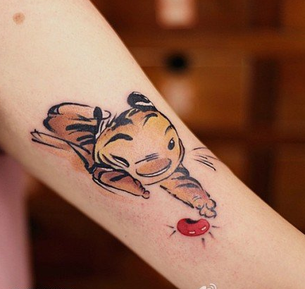 点击大图看下一张：手臂卡通橘色迷你老虎可爱纹身图案