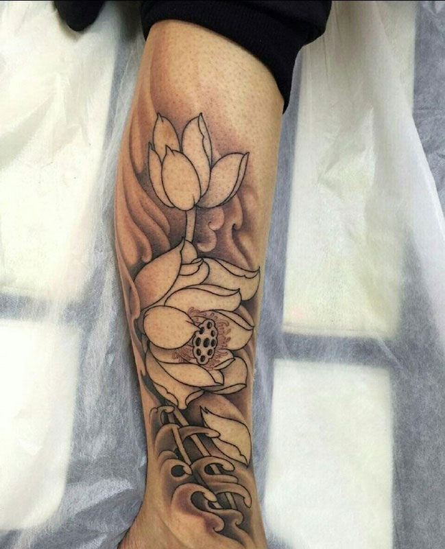 点击大图看下一张：小腿上的莲花纹身图案