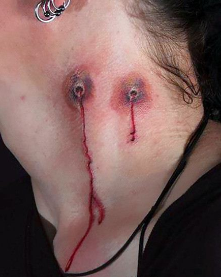 点击大图看下一张：颈部恐怖的僵尸牙印纹身图案