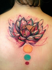 女性背部好看的莲花纹身图案