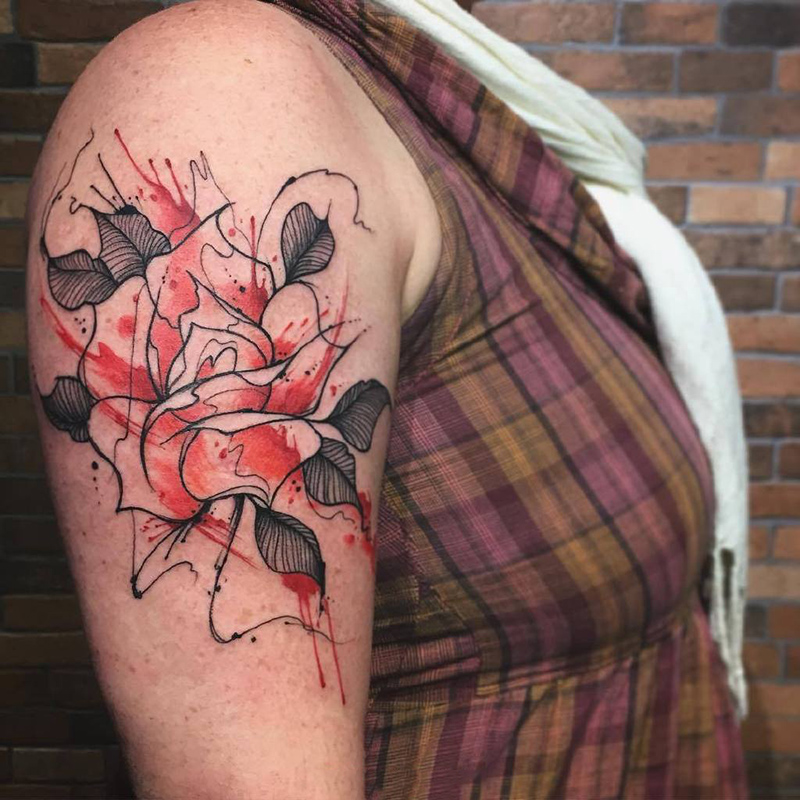 点击大图看下一张：手臂鲜艳欲滴的玫瑰纹身图案