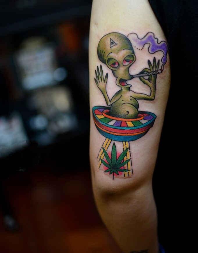 点击大图看下一张：手腕彩色外星人植物另类纹身图案