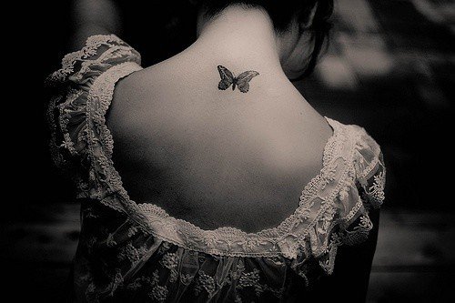 点击大图看下一张：美女后背蝴蝶纹身图案