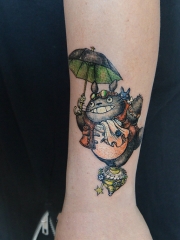 手臂上的可爱卡通龙猫纹身图案
