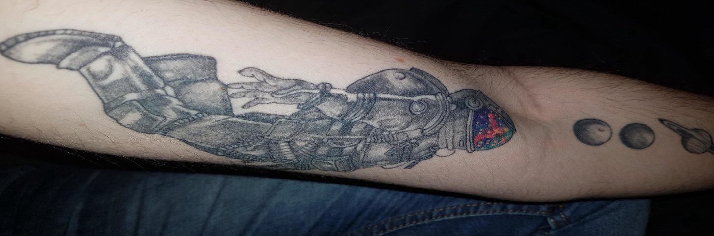 点击大图看下一张：手臂上帅气的太空人的星球纹身