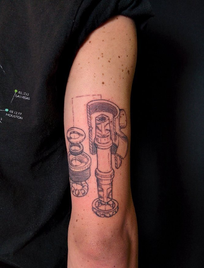 点击大图看下一张：手大臂膀上的机械部件图案纹身图片