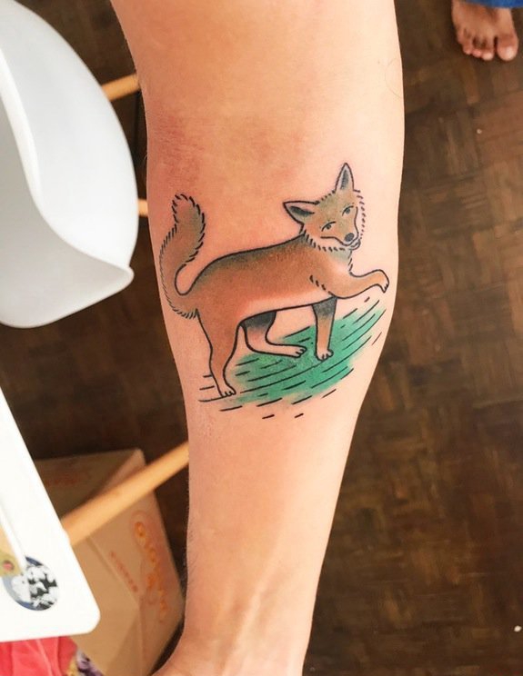 点击大图看下一张：手前臂上一只可爱的小狐狸纹身