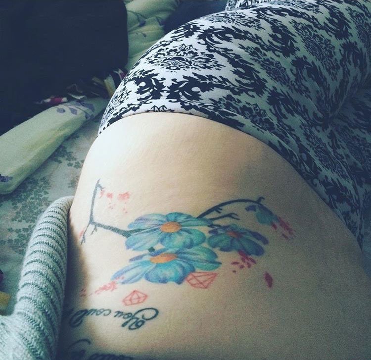 点击大图看下一张：彩色的女神纹身小清新植物纹身小花朵图案