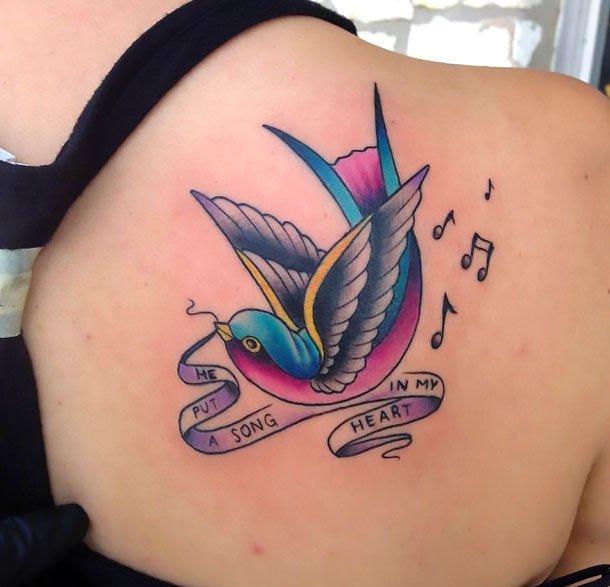 点击大图看下一张：各种可爱的小燕子纹身图案欣赏