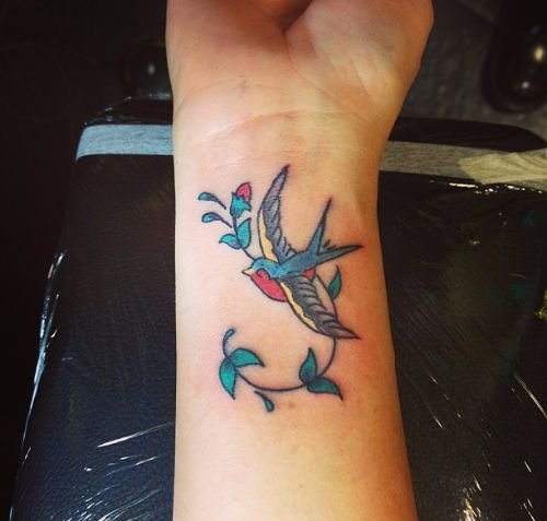 点击大图看下一张：各种可爱的小燕子纹身图案欣赏