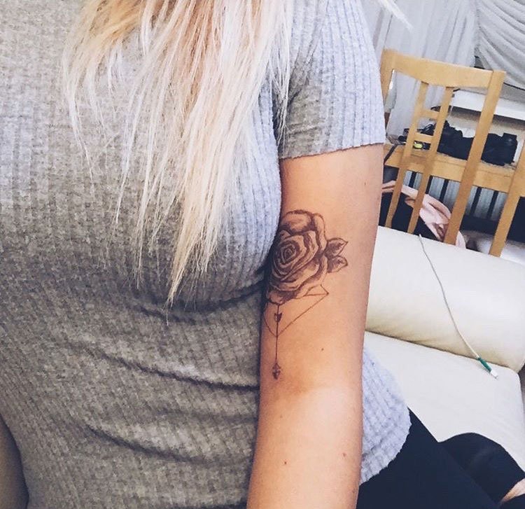 点击大图看下一张：黑色简单个性线条纹身点刺纹身玫瑰花图案大全