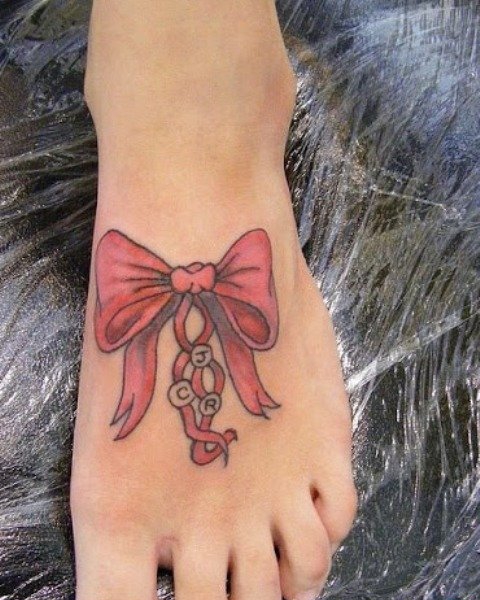 点击大图看下一张：女孩足部或腿部上女神纹身小清新纹身蝴蝶结图案