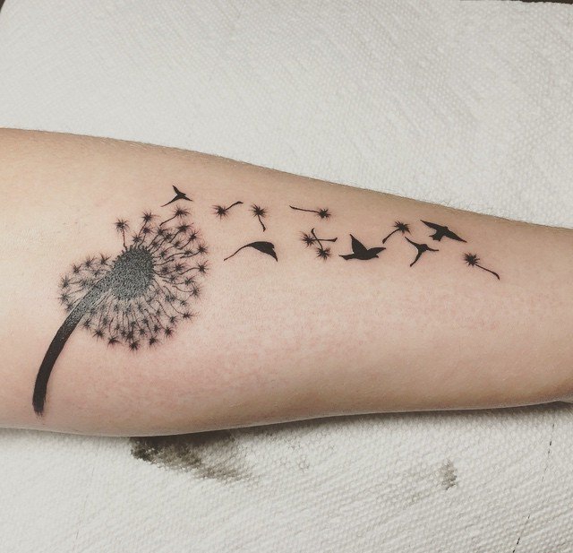 点击大图看下一张:女性身上多种风格的蒲公英纹身动物图案纹身