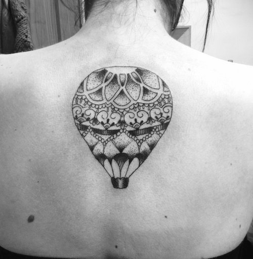 点击大图看下一张：女性性感部位上漂亮的热气球纹身图案