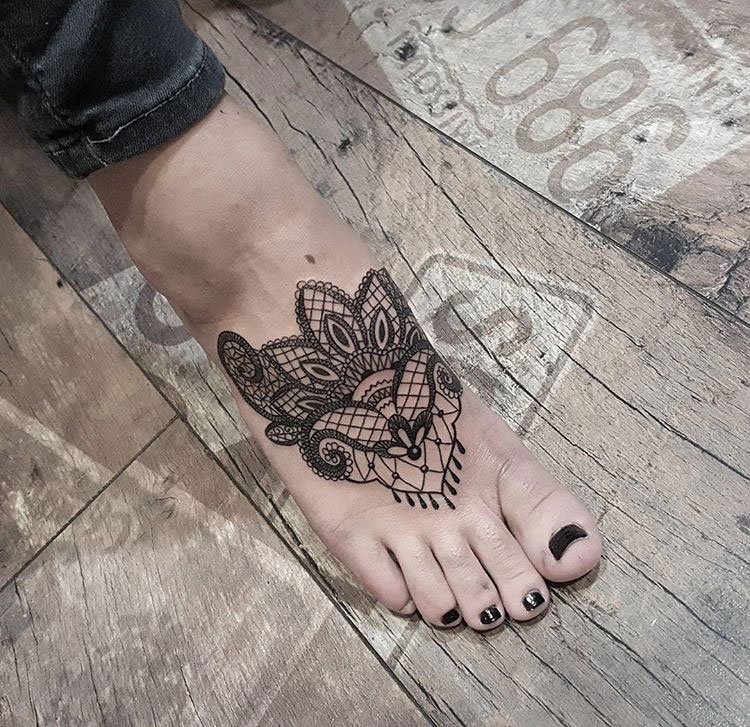 点击大图看下一张:手臂上和胸骨上黑色几何点刺纹身曼陀罗纹身装饰画图案