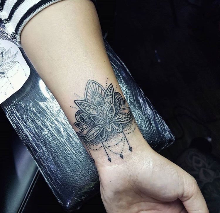 点击大图看下一张：手臂上和胸骨上黑色几何点刺纹身曼陀罗纹身装饰画图案