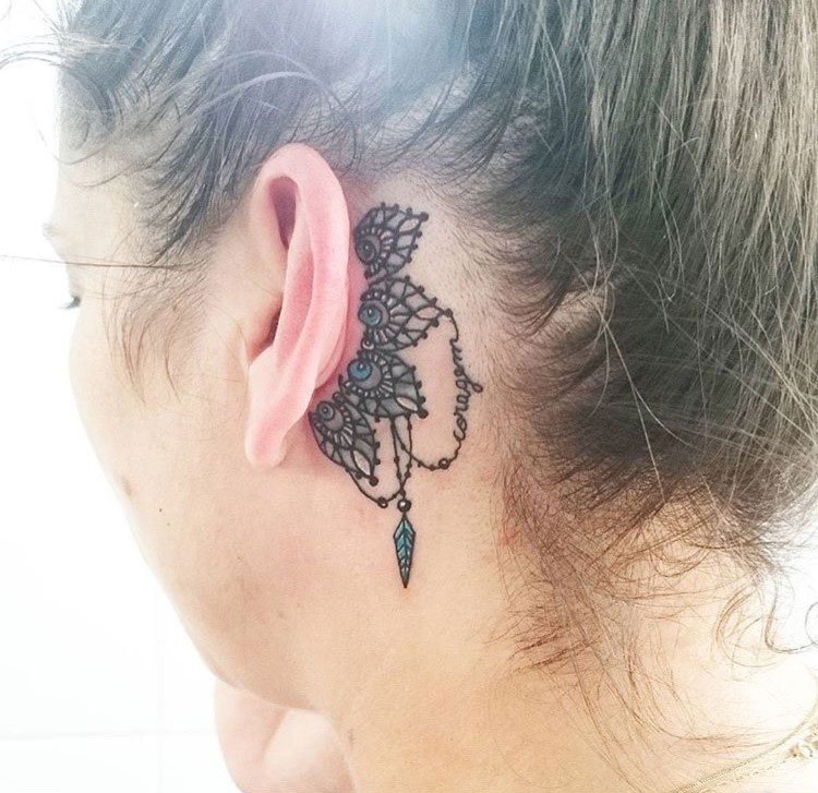 点击大图看下一张:手臂上和胸骨上黑色几何点刺纹身曼陀罗纹身装饰画图案