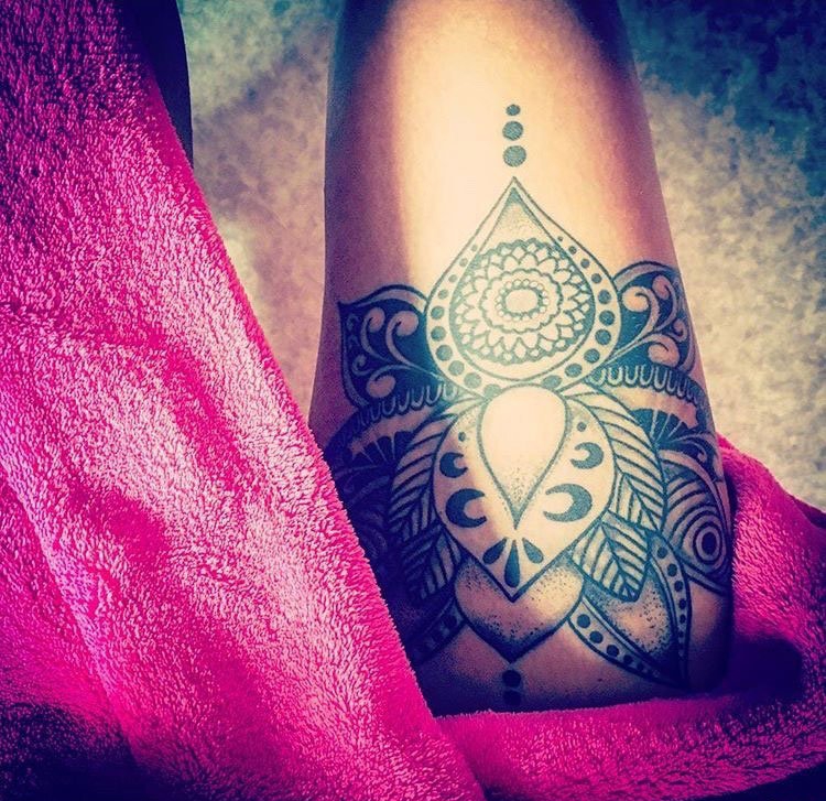 点击大图看下一张:手臂上和胸骨上黑色几何点刺纹身曼陀罗纹身装饰画图案